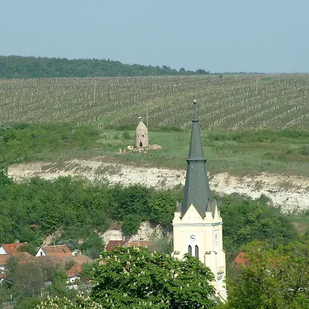 Nyerges Lovasudvar 公寓 *